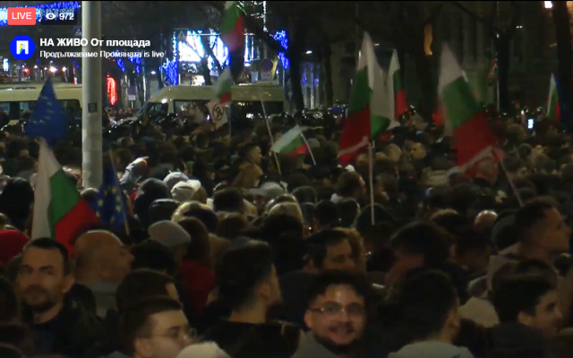 Ескалация пред НС, полетяха първите бомбички: "Кой не скача, е дебел!"