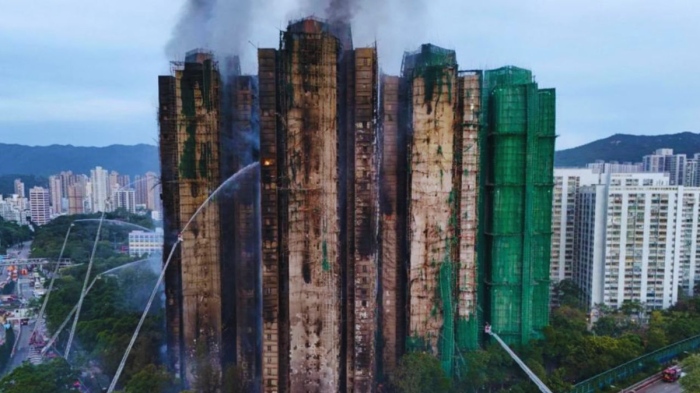 Арести за непредумишлено убийство след пожарa в Хонконг, при който загинаха 44 души