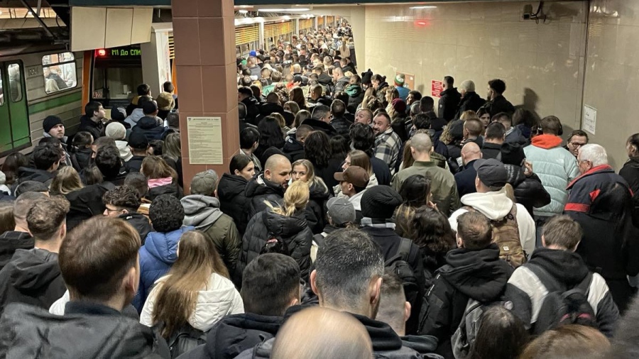 Наплив от хора към центъра: станциите на метрото прегряват заради протеста срещу Бюджет 2026