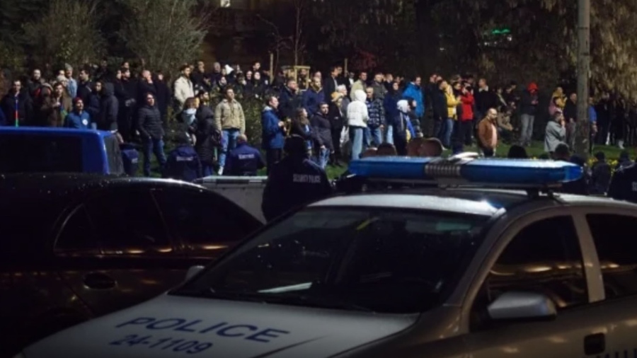 "Очаквам полицията да атакува всеки момент": Провокатори мятат бомбички по МВР пред централата на ДПС