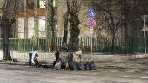 Цяла нощ почистват София след безредиците СНИМКИ