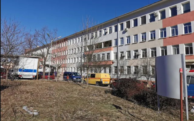 Откриха оглозгани от кучета и чакали човешки останки в двора на МБАЛ-Враца