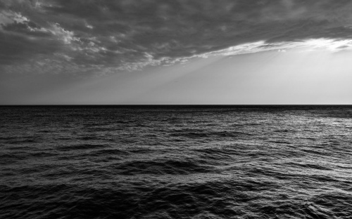 Два неидентифицирани обекта плават в Черно море, военните ги следят