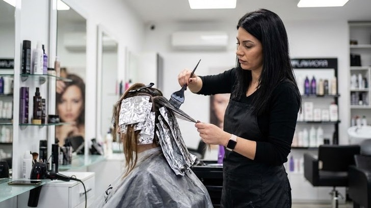 Фризьорите ще тестват клиентите за алергии преди всяко боядисване