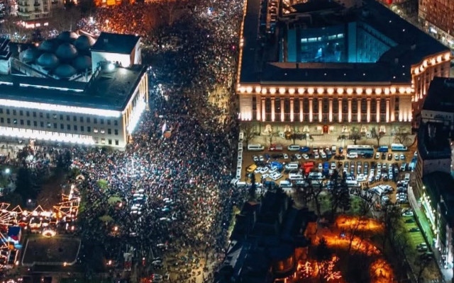 НА ЖИВО Протестът срещу властта в София и страната ОБНОВЯВА СЕ