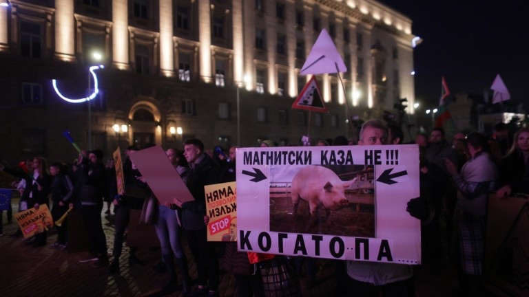 "Уолстрийт джърнъл" за България: Поколението Z за първи път сваля европейско правителство