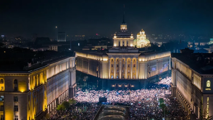 Турските медии: У комшиите народът събори правителството
