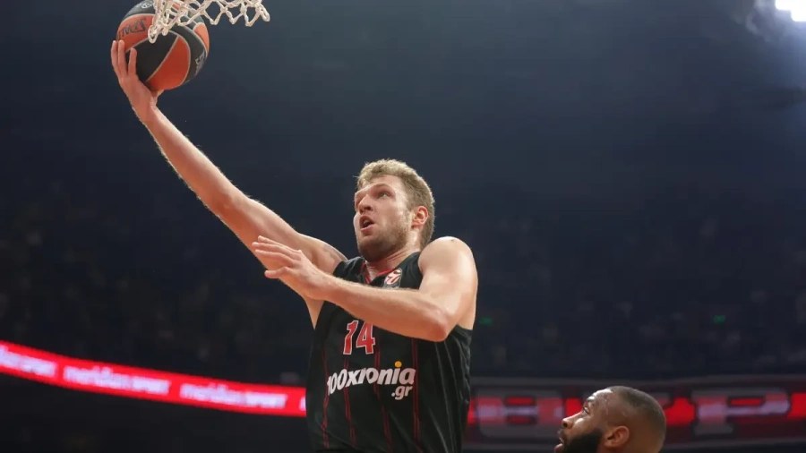 Александър Везенков блести, но Олимпиакос отстъпи на Валенсия в Евролигата