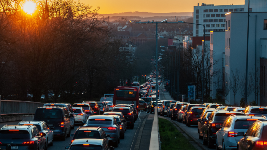 Около 100 000 автомобила се очаква да излязат от София за предстоящите празнични дни за Коледа. Шофирайте внимателно!