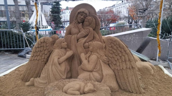 Атракция в Бургас: Коледна топлина от 10 тона пясък в центъра на града