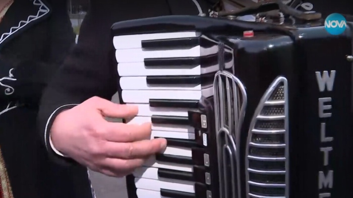 Таен коледен оркестър обикаля София и изненадва минувачите