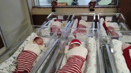 Чудото на Рождество: Изписват новородени в коледни чорапчета в болница в Русе