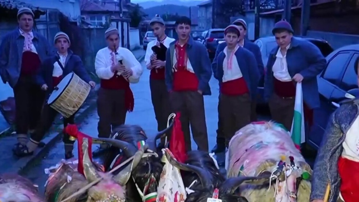 Коледари обикалят домовете срещу зли сили