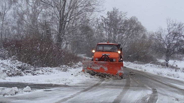АПИ: 377 машини почистват пътищата