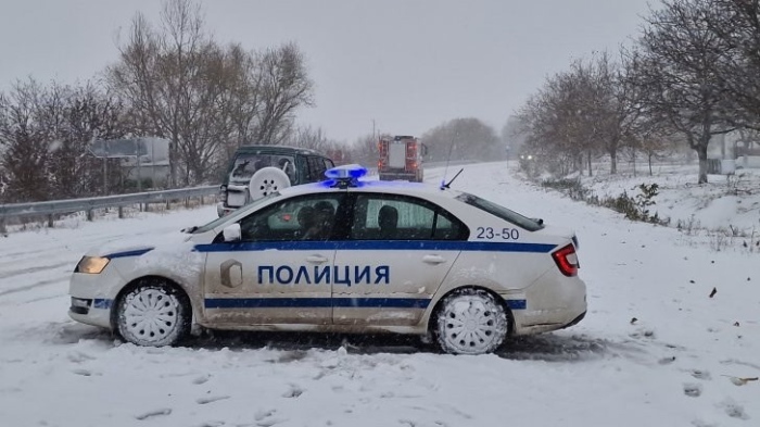 Сняг и силен вятър затрудняват движението в Североизточна България