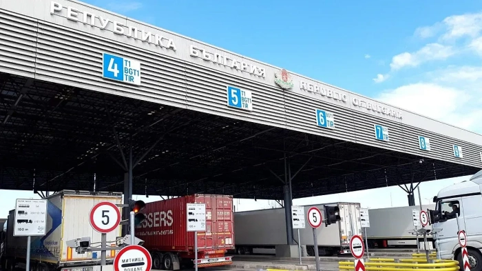 Опашки и чакане по границите още от ранни зори