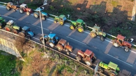 Гръцките фермери блокираха пътища и на Коледа