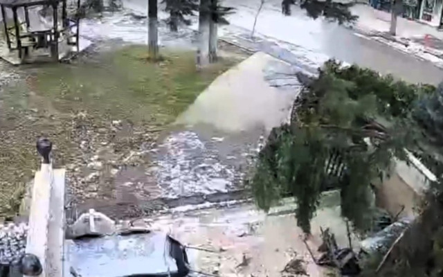 Ураганен вятър във Враца събори стълбове и дървета, кметът: Не излизайте навън!