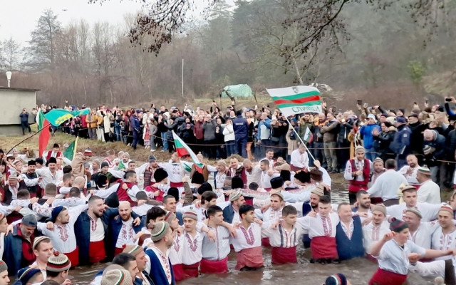Вижте мъжкото хоро на Богоявление в р. Тунджа ВИДЕО