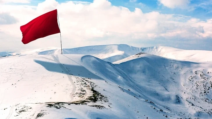Пирин се превърна в лавинен капан заради мокър сняг и силен вятър