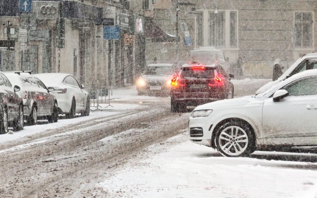 ВИДЕО София в снежен капан: Изгорял снегорин, закъсали коли, изнервени шофьори вадят бухалки