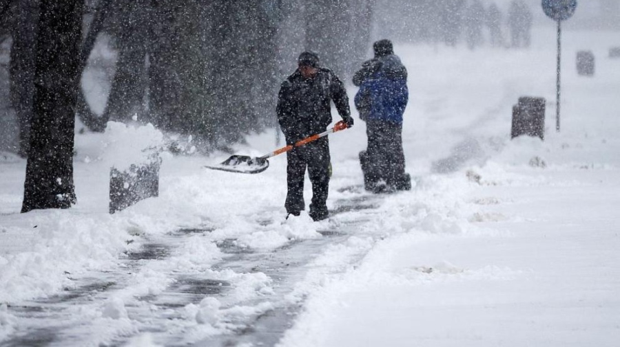 Сняг и „черен лед“ в София: Общината с важен апел към шофьорите и пешеходците