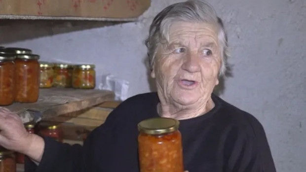 Баба Бориска за първата пенсия в евро: Вземах хубавите пари, гледайте колко са хубави само – зелени, червени