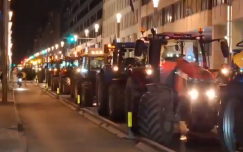 Гневът на фермерите срещу Меркосур: 350 трактора влязоха в Париж