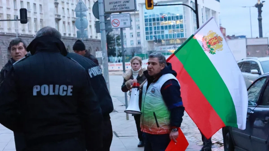 Група граждани се събра около парламента, искат връщане на българския лев