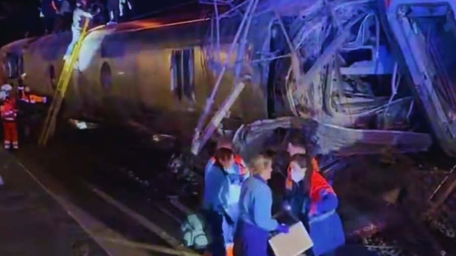 Тежка влакова катастрофа в Испания: Най-малко 39 загинали при сблъсък на високоскоростни влакове