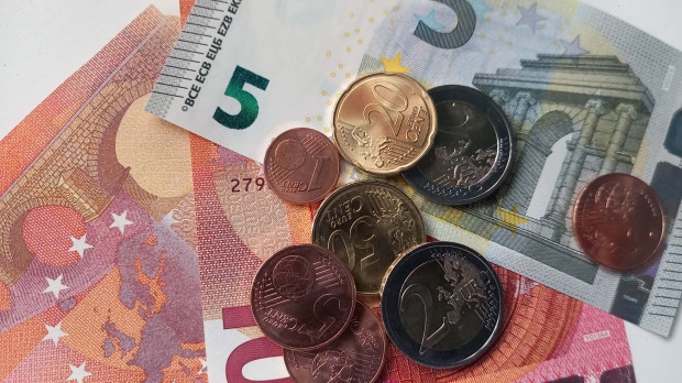 Вдигнаха заплатите в бюджетната сфера със задна дата