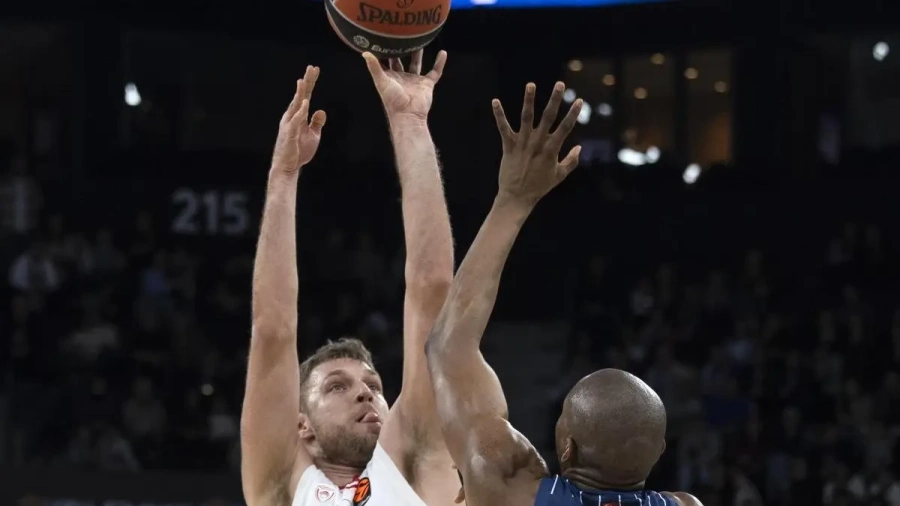 Везенков поведе Олимпиакос към нов успех в Евролигата