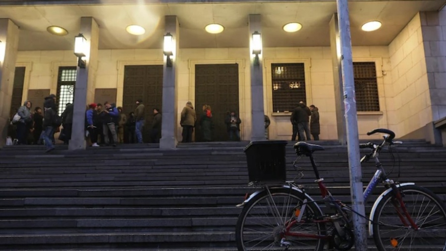 Опашка за първото юбилейно евро се изви пред БНБ