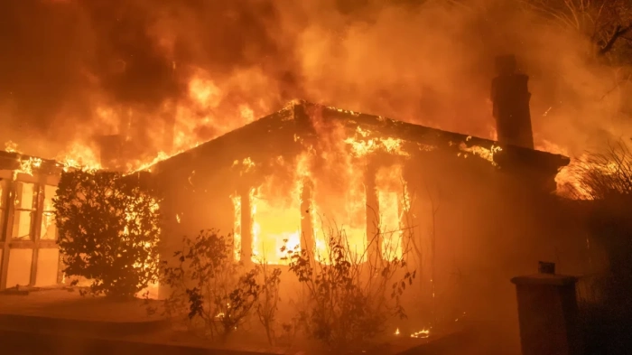Млад мъж е в болница след пожар в „Столипиново“