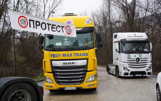 Македонските превозвачи вдигат блокадите по границите