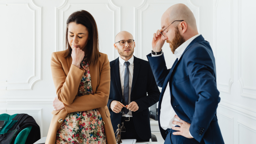 Правен хаос: Хиляди разведени поляци се оказват все още женени