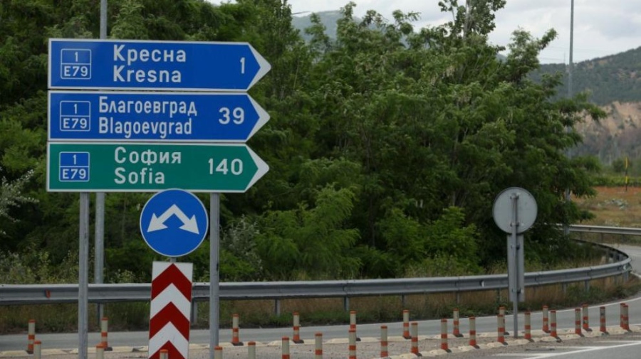 Движението по пътя София – Кулата е двупосочно в една лента заради свлечена земна маса