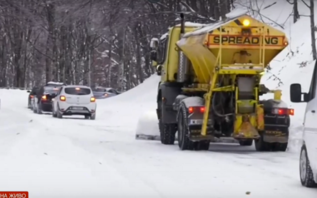 Свлачища и снеговалеж блокираха движението на няколко места в страната