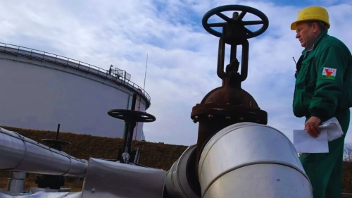 Унгария освобождава стратегически резерви от петрол след спирането на тръбопровода „Дружба“