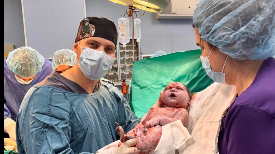 „Малък гигант“: Бебе с впечатляващи размери се роди в столична болница