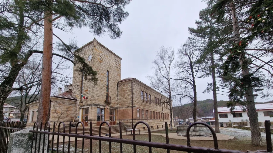 МОН: Не можем еднолично да вземем лиценза на "Космос"