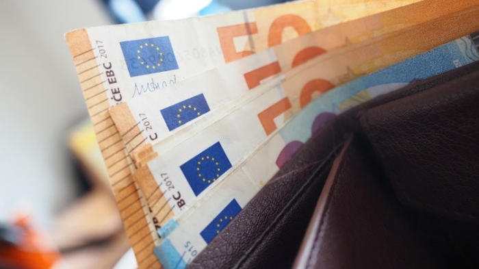 Средната заплата в обществения сектор с 60 евро по-висока от частния сектор