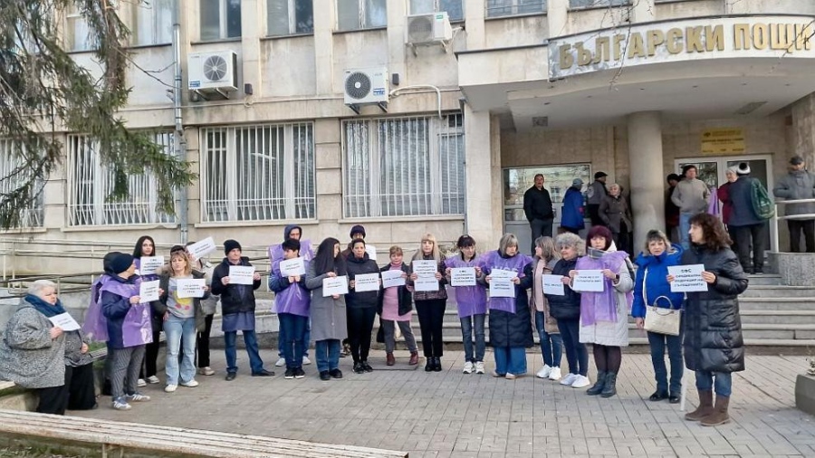 „Срам ме е от заплатата ми“: В деня на пенсиите работещите в пощите на протест