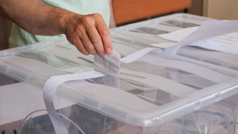 Избирателите проверяват от днес къде да гласуват на предсрочния вот