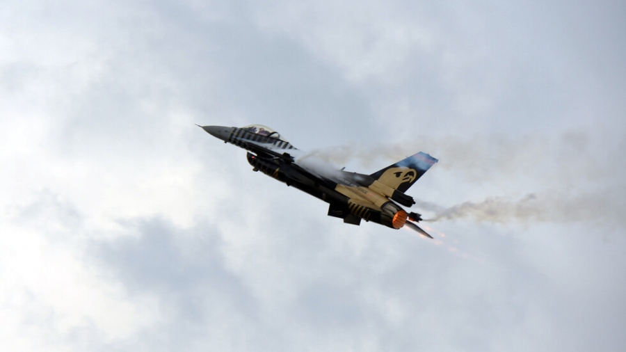 Изтребители F-16 прелетяха над София