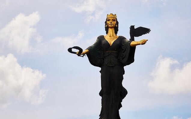 Сигнал за бомба блокира улица в центъра на София