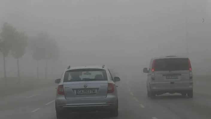 Мъгла и ремонти блокират трафика у нас