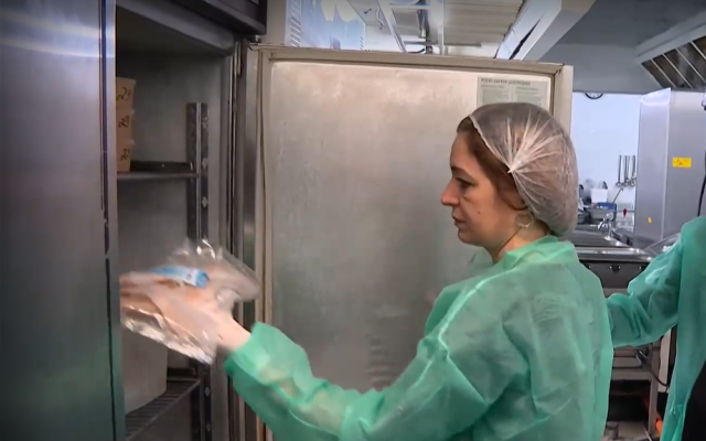 Плесен и кренвирши с изтекъл срок: Храна за учениците