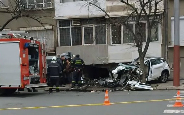 Млада шофьорка помете пешеходец и се блъсна в дърво и сграда в Стара Загора