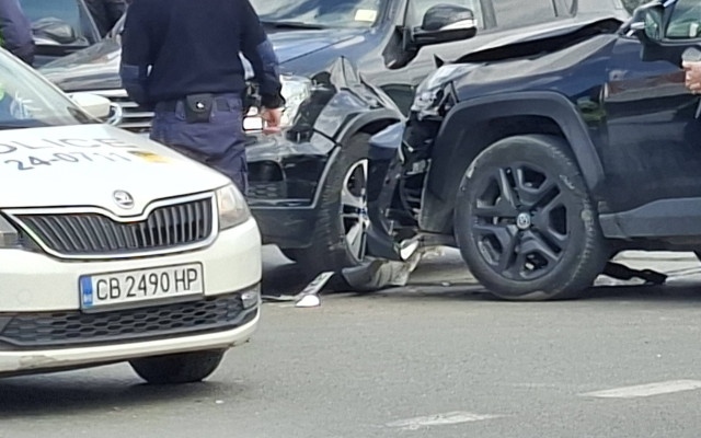 Катастрофа затапи столичния бул. "Ал. Малинов", жена е ранена (ВИДЕО)